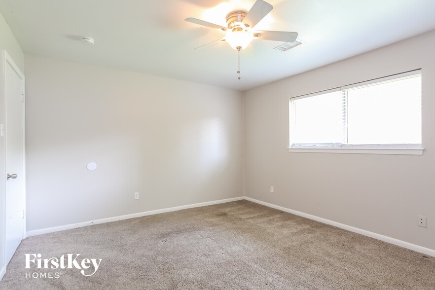 Building Photo - 2111 Savanna Ct N