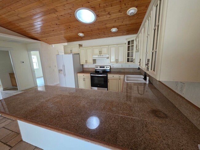 Building Photo - Large 3 bedroom 2 bath duplex. 1520 sq ft, vaulted ceilings