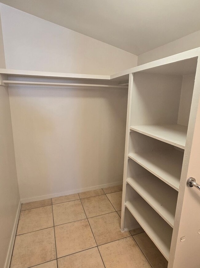 Building Photo - 2-bedroom, 1 bath near Ellsworth