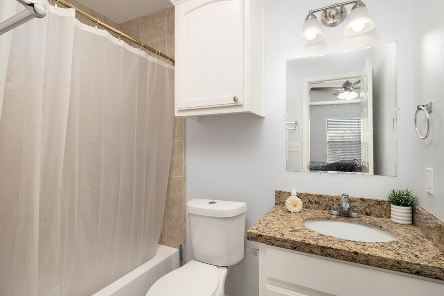 Master room bathroom - 5615 JJ Ln