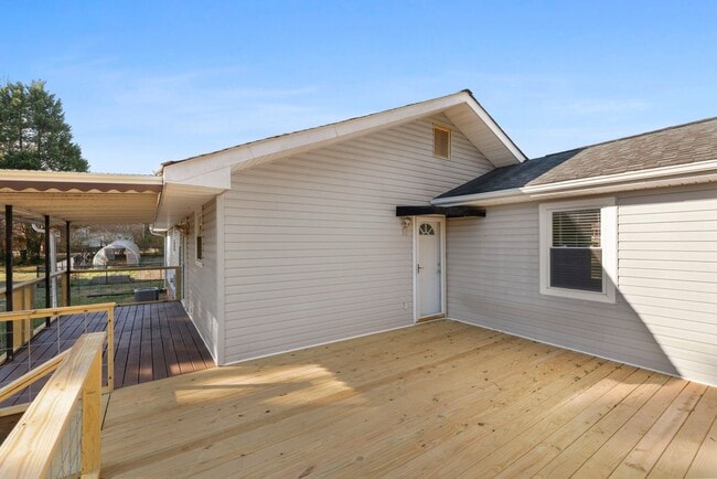 Building Photo - Welcome to this Comfortable, Charming & Outdoor Living, Single-Level Home