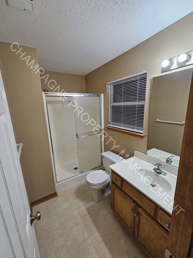 Building Photo - 6524/6528 NE 44th St