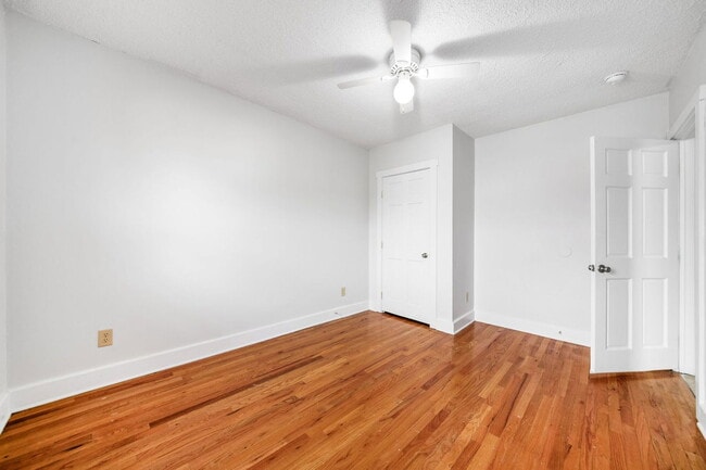 Building Photo - 1378 1/2 Indianola Ave