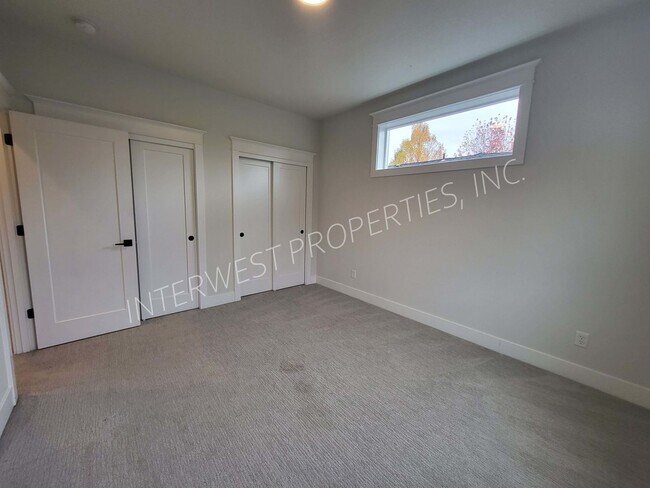 Building Photo - 4 bd 3.5ba dream home in the heart of the Woodlawn District w/Washer/Dryer, Garage & Gas Fireplace!