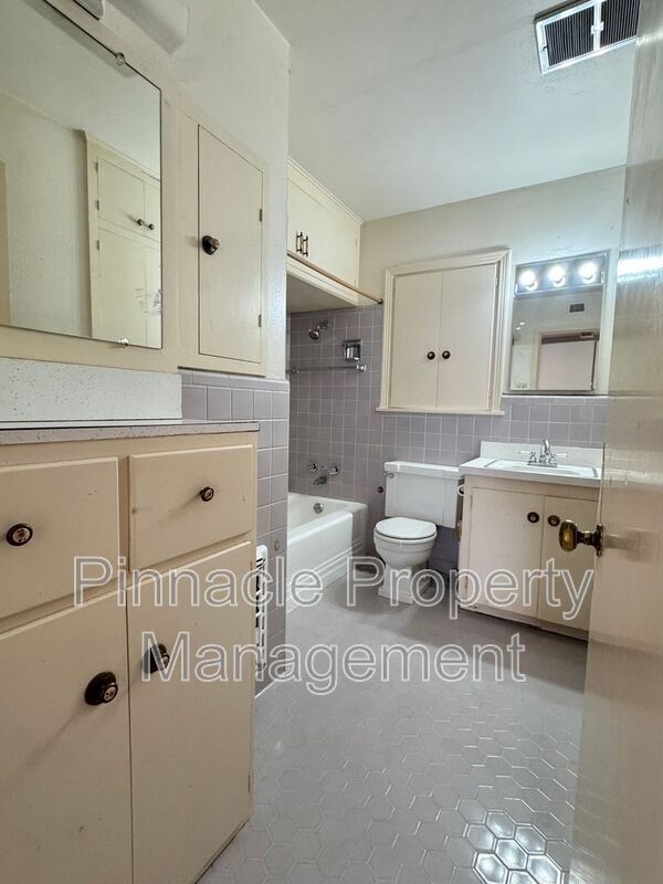 Building Photo - 2528 W Avenue N