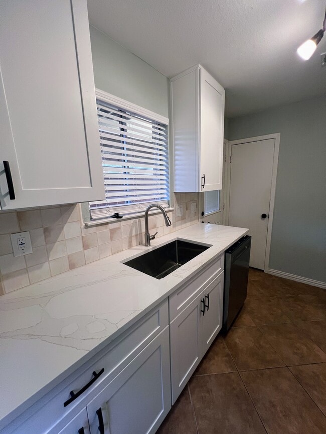 Kitchen - 10623 Golden Quail Dr