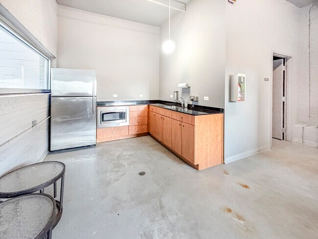 Building Photo - 565 W Quincy St