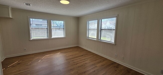 Building Photo - Large 4 Bedroom Located in Arlington!