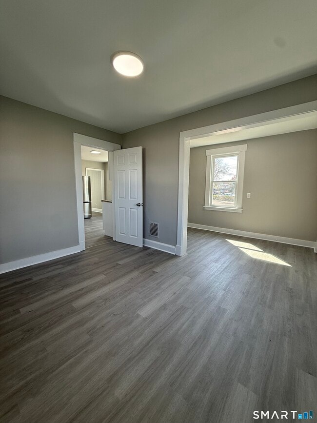 Building Photo - 420 Short Beach Rd