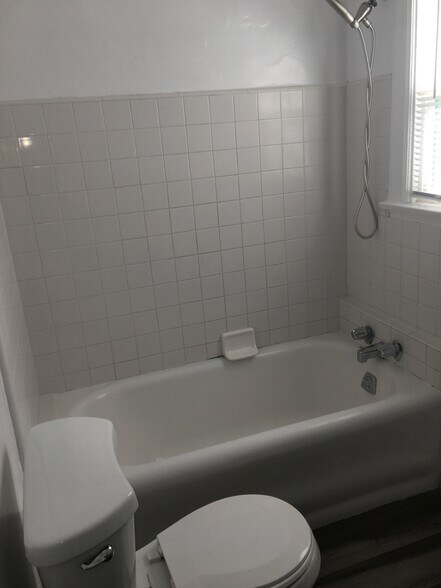 Bathroom tub/shower - 120 Franklin Ct