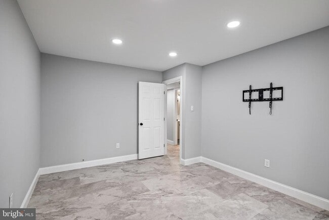 Building Photo - 26 Knoll Dr