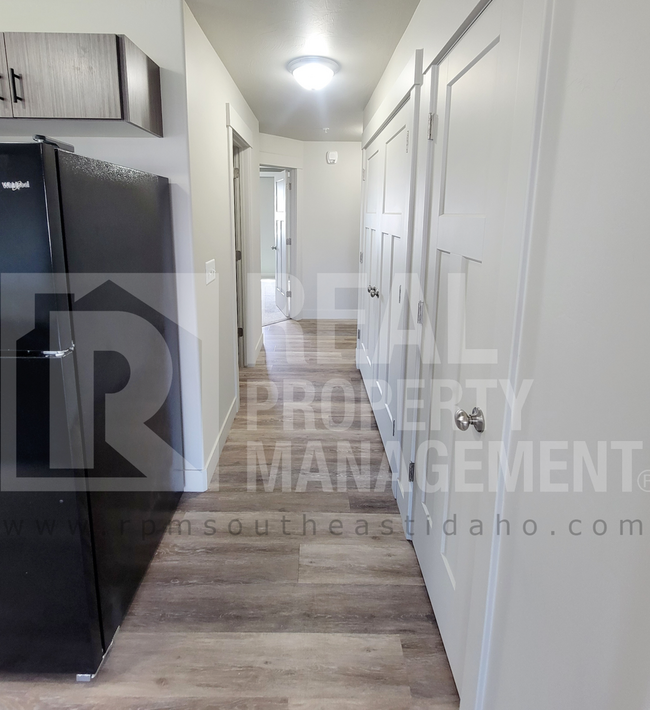 Building Photo - Modern and Open 3 Bedroom, 2 Bathroom Apartment for Rent in Idaho Falls by Real Property Manageme...