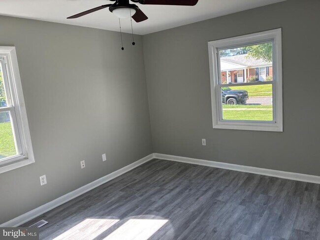 Building Photo - 18 Glover Ln