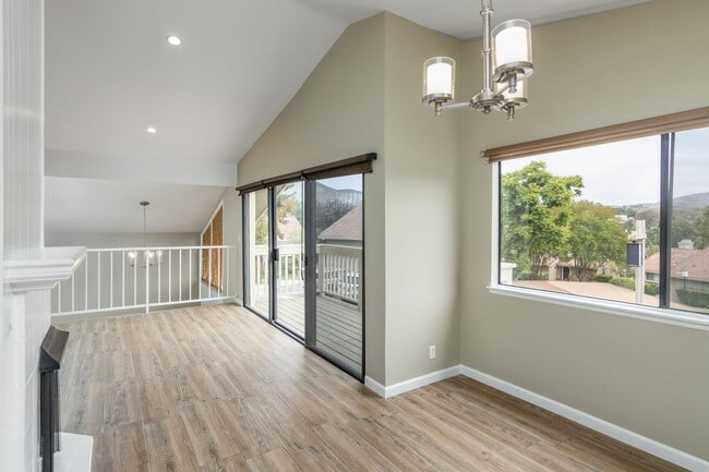 Building Photo - Beautiful two-bedroom, two-bath home in Oa...