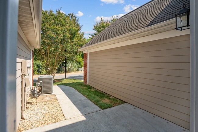 Building Photo - Davidson Townhouse