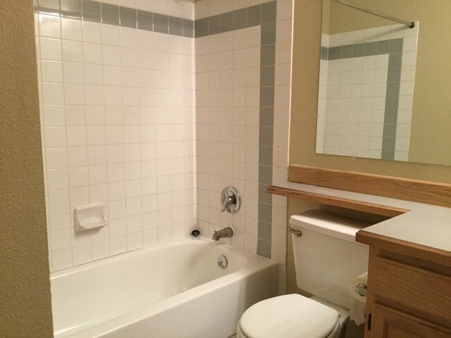 Building Photo - Modern 3-Bedroom Townhome in Prime Everett Location