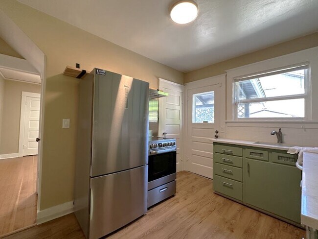 Building Photo - Gorgeous mature home with loads of charm o...