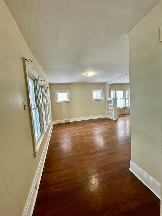 Building Photo - 810 Seeley Rd