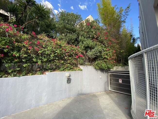 Building Photo - 6683 Franklin Ave