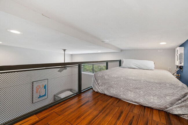 Building Photo - 9801 Mor Dr