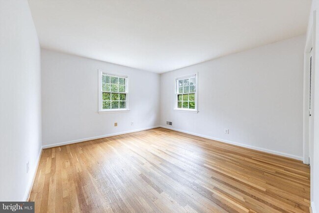 Building Photo - 615 Smallwood Rd