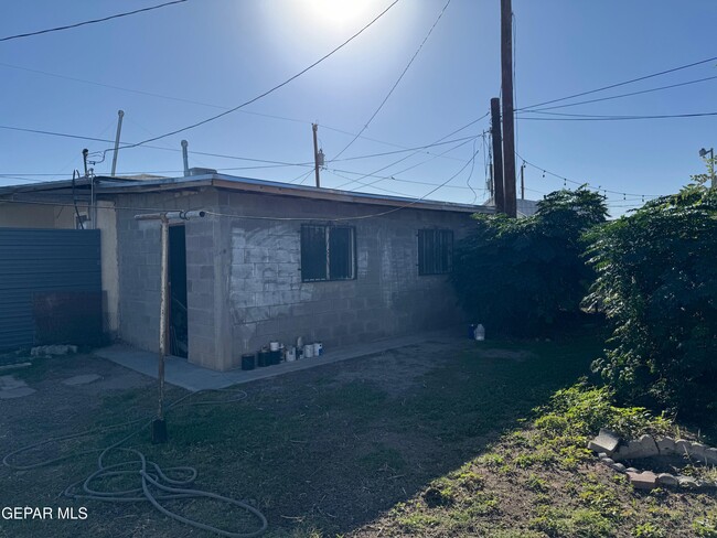 Building Photo - 615 N Cebada St