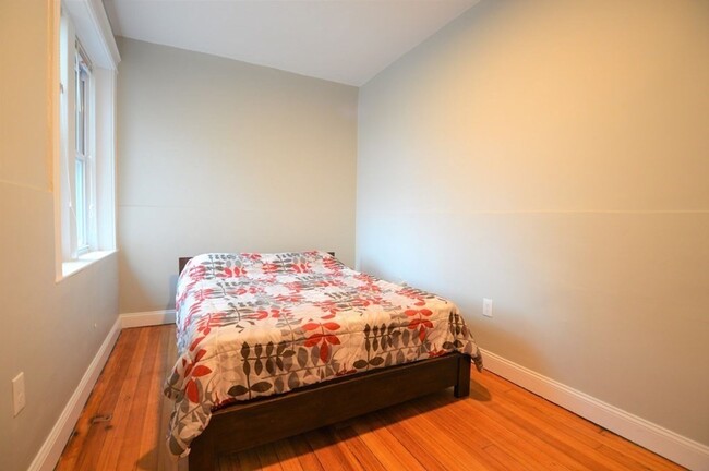 Building Photo - Spacious Commonwealth Ave four bed two bat...