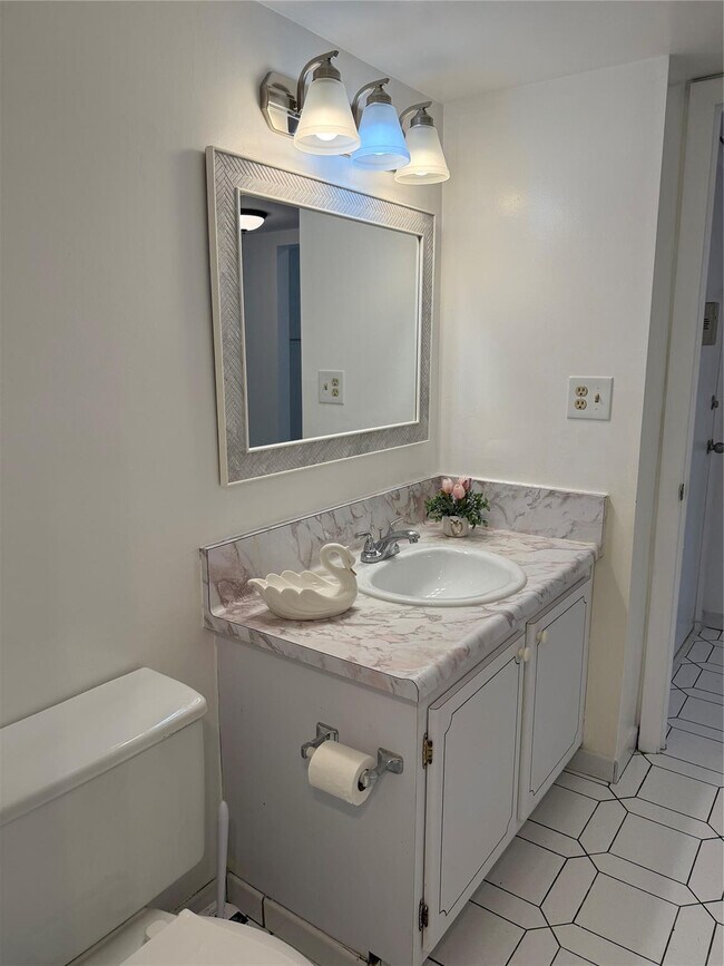 Building Photo - 1849 S Ocean Dr