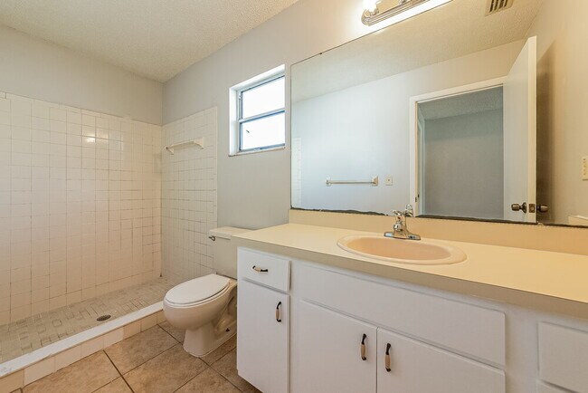 Building Photo - 5102 25th Ave Dr E