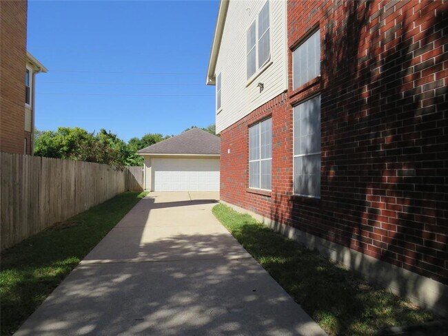 Building Photo - 2302 Plantation Bend Dr