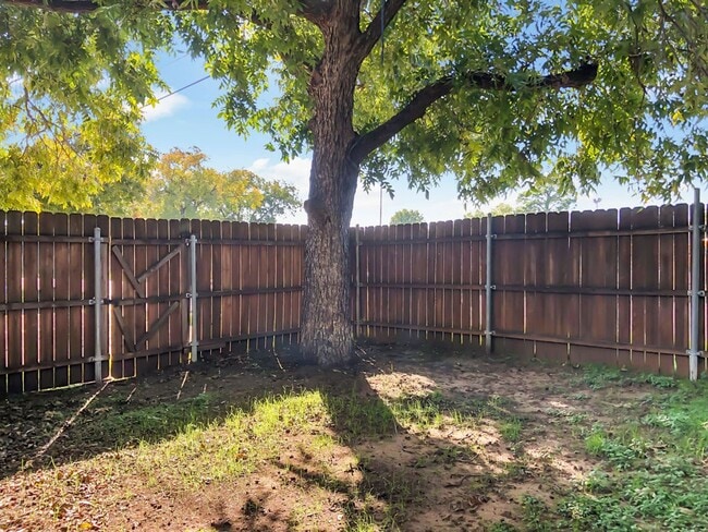 Building Photo - 821 N Mesquite St