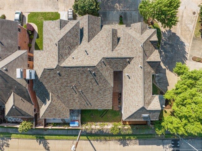 Building Photo - 1014 Enclave Square N