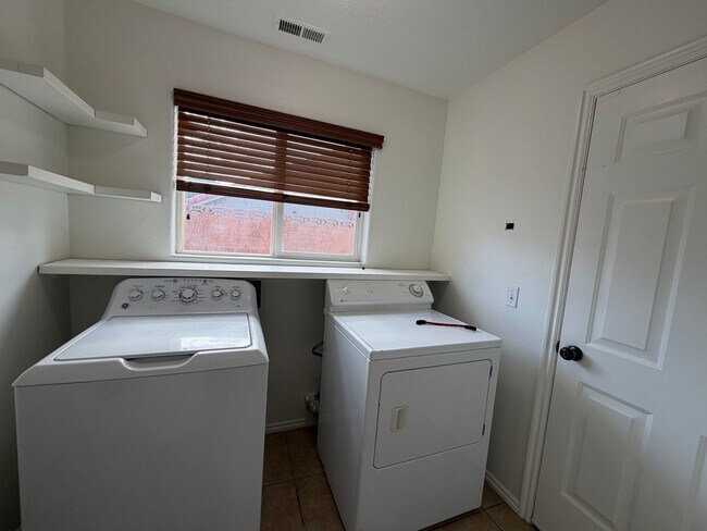 Building Photo - SPACIOUS HOME FOR RENT!