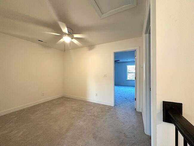 Building Photo - HARRISBURG TOWNHOME