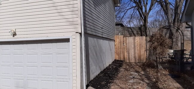 Building Photo - HURRY THIS WON'T LAST LONG! Gorgeous 3 bed, 2 bath in beautiful Parkville!