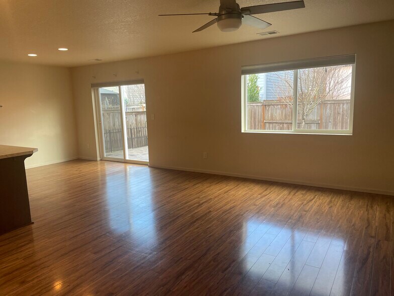 Building Photo - 13016 NE 115th St