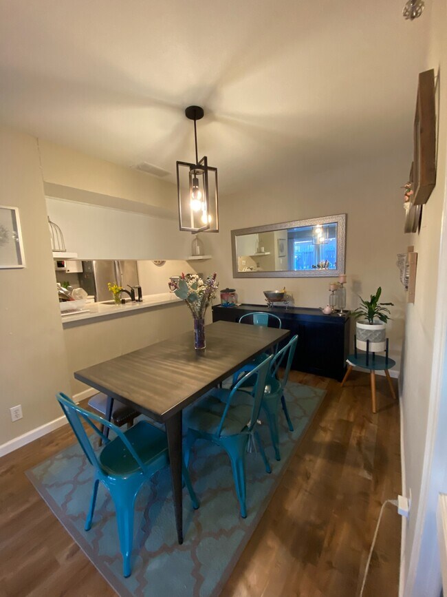 Building Photo - 5484 Roundtree Dr