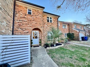 Building Photo - 3-Bedroom Townhome Ready 03-03-25! Updated...