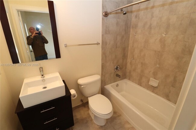 Building Photo - 609 NE 28th St