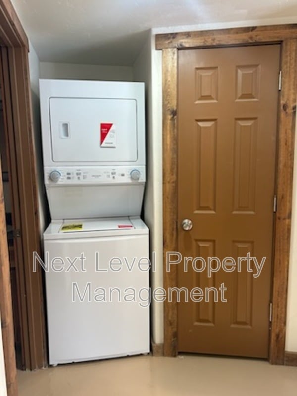 Building Photo - 302 Batavia Ln