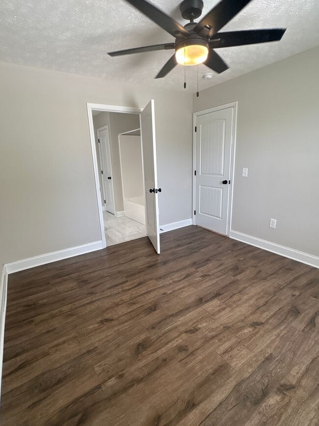 Building Photo - Spacious Duplex with Fenced-In Backyard!