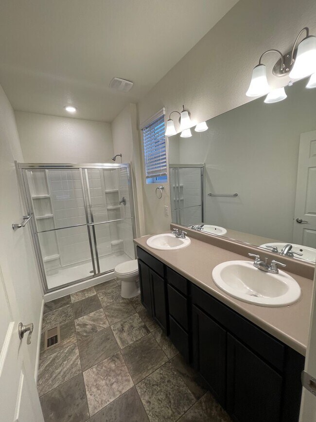 Building Photo - 3 Bed 2 Bath House in Windsor!