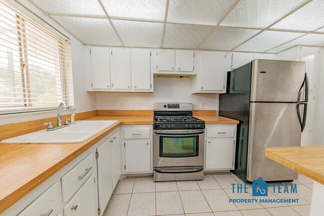 Building Photo - 1100 Martinique Dr