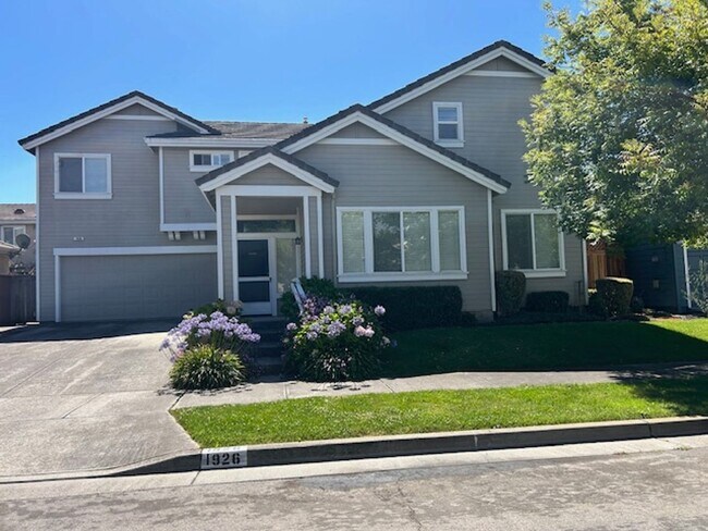 Primary Photo - Spacious 4 bedroom, 2.5 Bathroom Available...