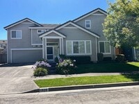 Building Photo - Spacious 4 bedroom, 2.5 Bathroom Available...
