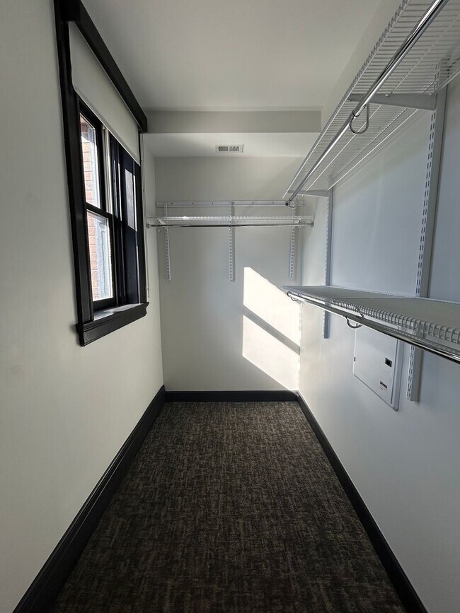 Building Photo - Luxury Downtown Living | Spacious 1-Bedroom 1-Bathroom Loft