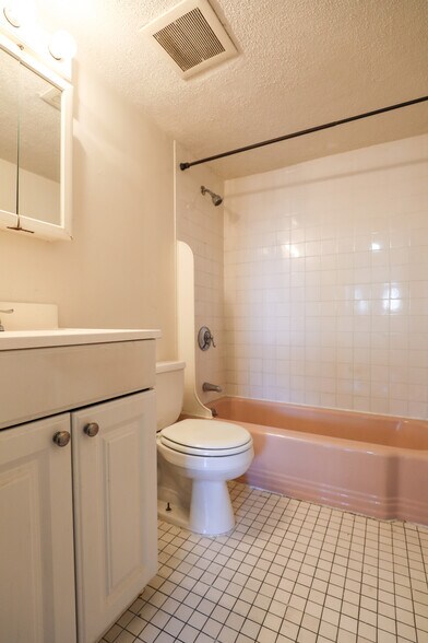 Building Photo - 239 Kelton St