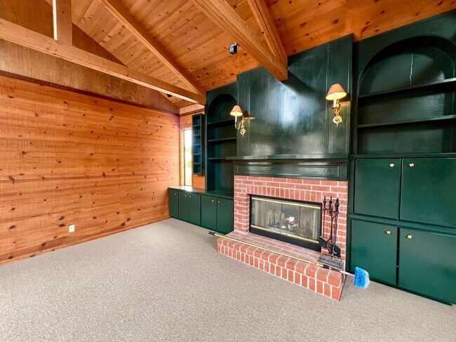 Building Photo - Large 4 bedroom 3 bathroom home in Pacific...