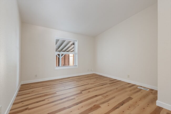 Building Photo - 6422 SE 144th Ln