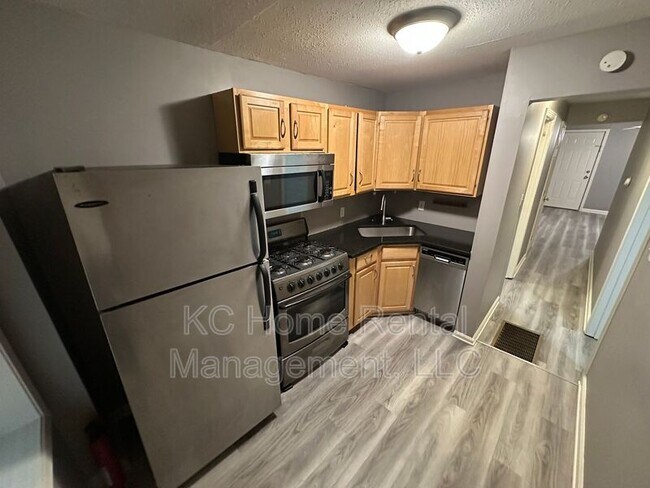 Building Photo - 1110 W 41st Terrace